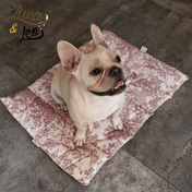 犬用 ロールアップマット Leo & Luna トワルドジュイコレクション｜犬用マット｜トワルドジュイコレクションのペット用ロールアップマットでリラックスするフレンチブルドッグ