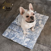 犬用 ロールアップマット Leo & Luna トワルドジュイコレクション｜犬用マット｜犬用 お出かけ用 おしゃれなトワルドジュイ柄のLeo & Lunaロールアップマットで休むフレンチブルドッグ